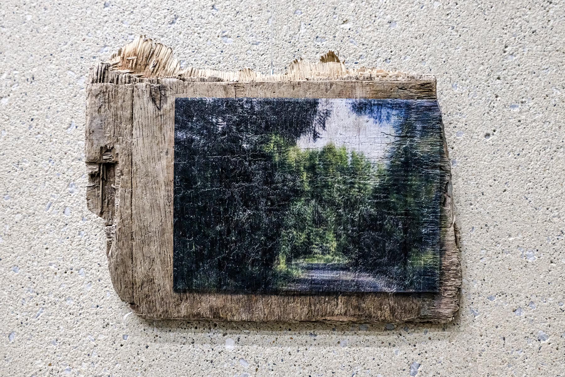 古民家の木片に写真がプリントされている。